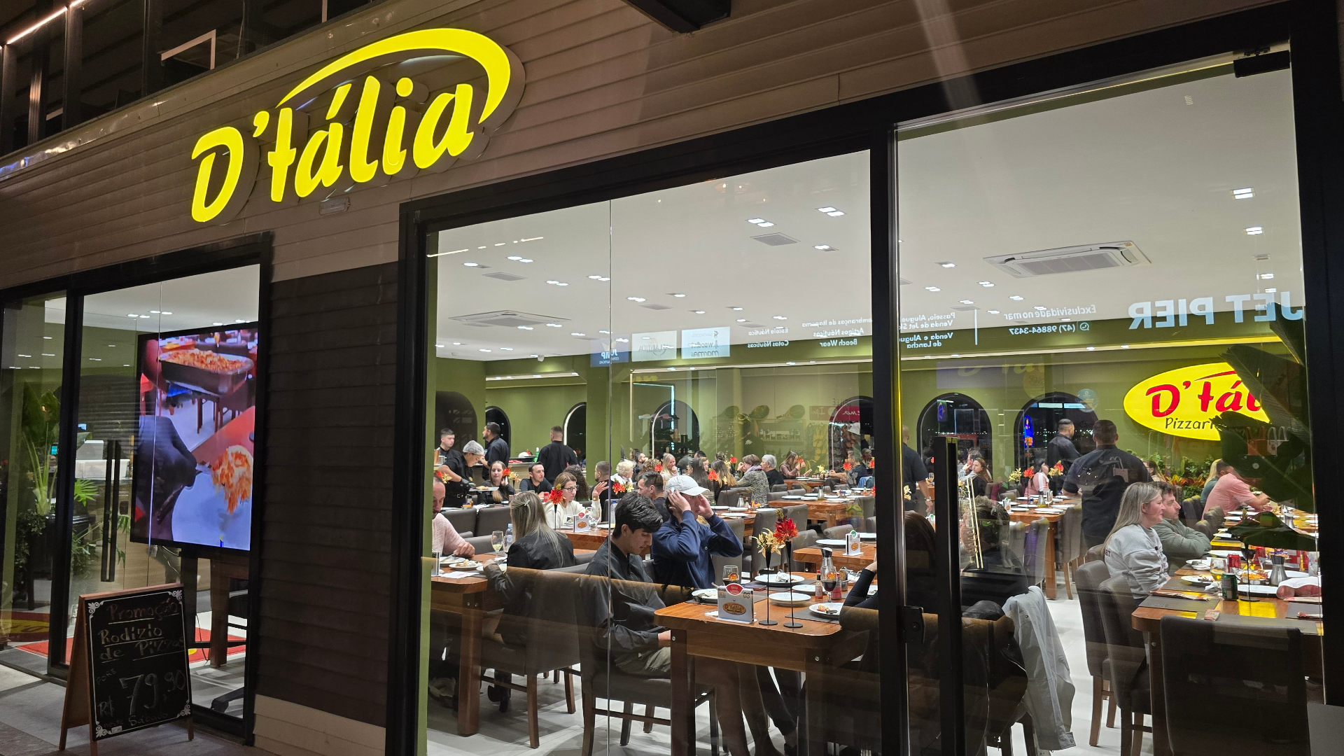 Fachada da D'tália Pizzaria no Pier Turístico da Meia Praia em Itapema