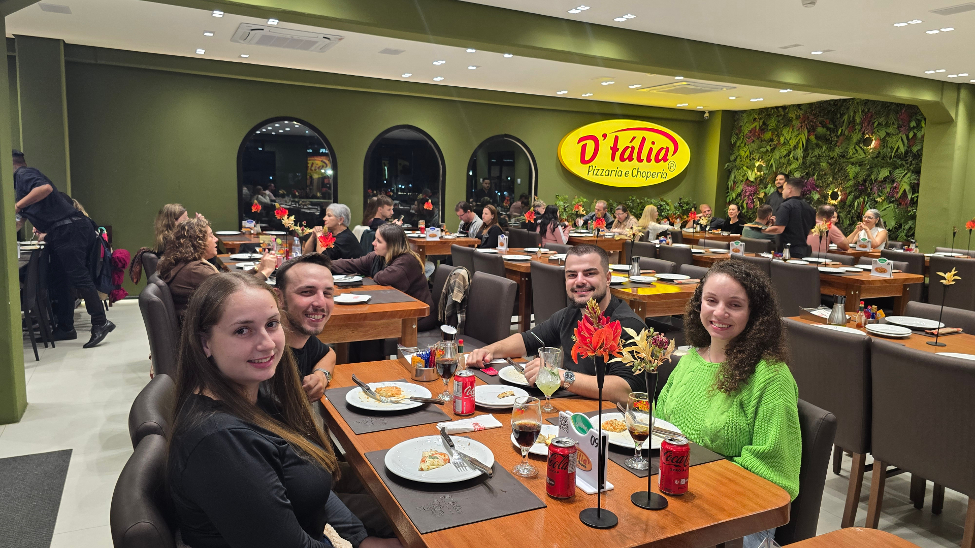 Ambiente acolhedor da D'tália Pizzaria na Meia Praia